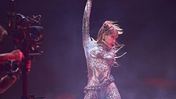 8 Gaya Badass Lisa BLACKPINK di Coachella, Kostum Alien sampai Hello Kitty
