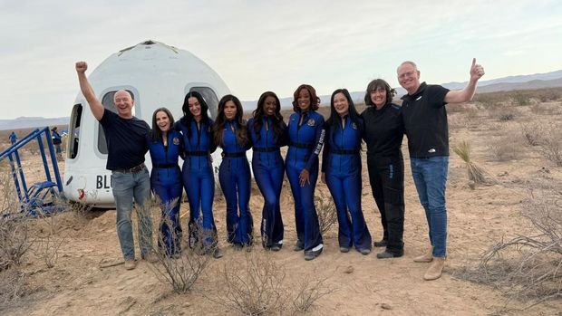 Gambar yang disediakan oleh Blue Origin ini menunjukkan dari kiri: Jeff Bezos, Kerianne Flynn, Katy Perry, Lauren Sanchez, Aisha Bowe, Gayle King, Amanda Nguyen, Sarah Knights, direktur kantor astronaut Blue Origin, dan CEO Blue Origin Dave Limp. (Blue Origin via AP)