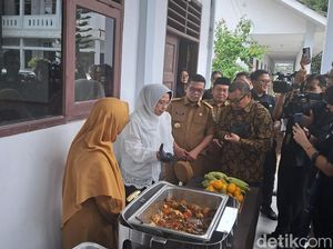 Andra Soni Cek Uji Coba MBG yang Digelar Aston: Dimasak Koki, Ada Ahli Gizi Andra Soni Cek Uji Coba MBG yang Digelar Aston: Dimasak Koki, Ada Ahli Gizi