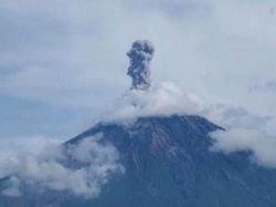 Gunung Semeru Erupsi 3 Kali, Semburkan Abu Vulkanik Sejauh 1.000 Meter Gunung Semeru Erupsi 3 Kali, Semburkan Abu Vulkanik Sejauh 1.000 Meter