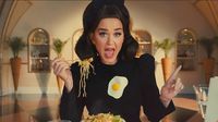 Hobi Makan! Katy Perry Lahap Croissant Jumbo hingga Rendang