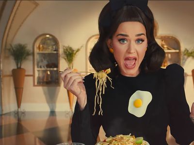 Hobi Makan! Katy Perry Lahap Croissant Jumbo hingga Rendang
