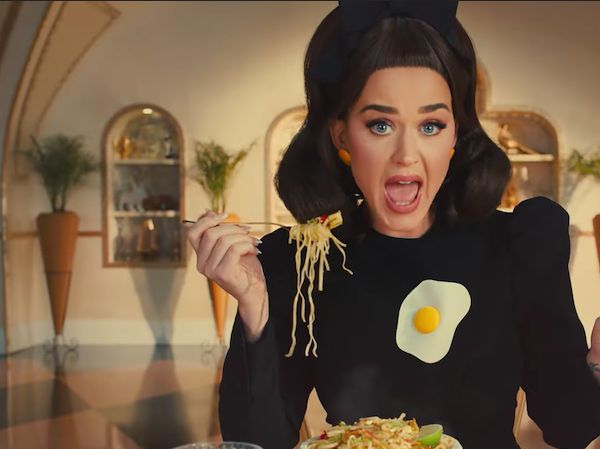 Hobi Makan! Katy Perry Lahap Croissant Jumbo hingga Rendang