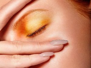 Tren Eyeshadow Berwarna di Kalangan Gen Z, Kembalinya Makeup Mata Bold di 2025