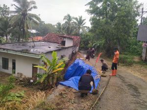 Tebing Jalan di Pamekasan Longsor, BPBD Pasang Terpal di Lokasi
