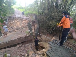 Jembatan di Kadur Pamekasan Ambruk Diterjang Longsor, 400 KK Terisolir