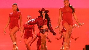 8 Gaya Jennie BLACKPINK Tampil Seksi Bak Cowgirl di Coachella 2025