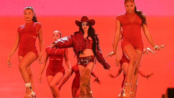 8 Gaya Jennie BLACKPINK Tampil Seksi Bak Cowgirl di Coachella 2025
