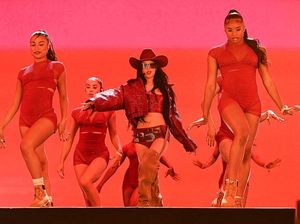 8 Gaya Jennie BLACKPINK Tampil Seksi Bak Cowgirl di Coachella 2025