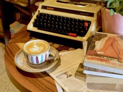 5 Kafe di Bandung Ini Punya Perpustakaan Mini, Cocok Buat WFC!