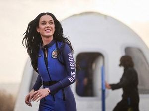 Video: Lihat Lagi Momen Katy Perry Terbang ke Luar Angkasa dalam 11 Menit Video: Lihat Lagi Momen Katy Perry Terbang ke Luar Angkasa dalam 11 Menit