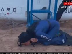 Katy Perry Langsung Sujud Usai Lihat Bumi dari Luar Angkasa