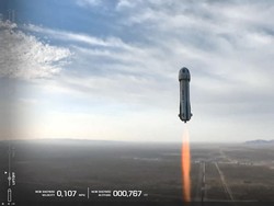 Katy Perry Cium Tanah Setelah 10 Menit di Luar Angkasa