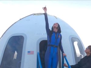 Video Terbang ke Luar Angkasa, Katy Perry: Ini Perjalanan Supranatural Video Terbang ke Luar Angkasa, Katy Perry: Ini Perjalanan Supranatural
