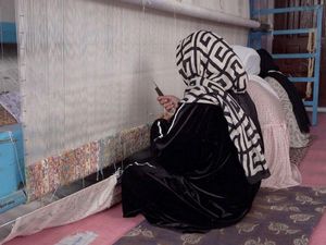 Dilarang Taliban Bersekolah, Gadis-gadis Afghanistan Jadi Penenun Karpet