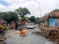 Kecemasan Warga Cibuntu Sukabumi Saat Hujan