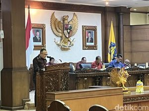 Dewan Rekomendasikan Perubahan Raperda Pungutan Wisatawan Asing Jadi Perda Dewan Rekomendasikan Perubahan Raperda Pungutan Wisatawan Asing Jadi Perda
