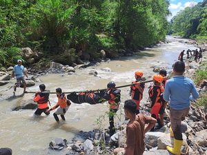 Pasutri di Lahat yang Tenggelam Usai Terseret Air Bah Ditemukan Tewas Pasutri di Lahat yang Tenggelam Usai Terseret Air Bah Ditemukan Tewas