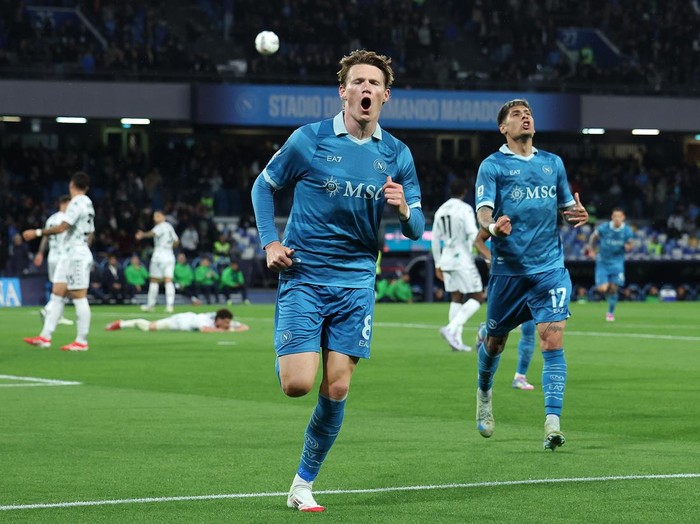 NAPLES, ITALY - APRIL 14: Scott McTominay of Napoli celebrates after scoring his side first goal during the Serie A match between Napoli and Empoli at Stadio Diego Armando Maradona on April 14, 2025 in Naples, Italy. (Photo by Francesco Pecoraro/Getty Images)