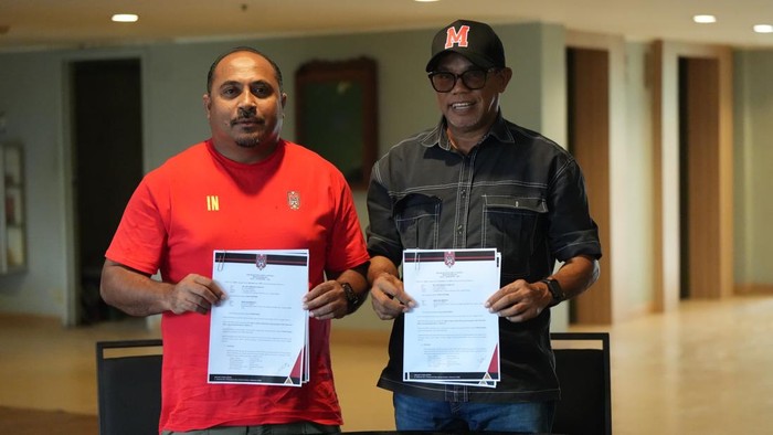 Manajemen Malut United memperpanjang persetujuan instruktur Imran Nahumarury. Manajemen Malut United memperpanjang persetujuan instruktur Imran Nahumarury.