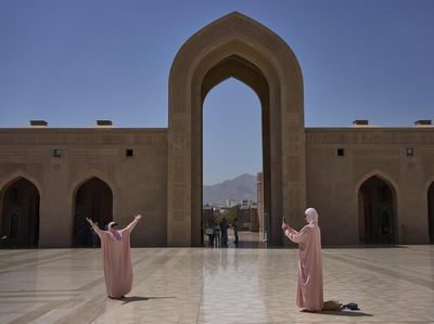 Mengunjungi Masjid Agung Sultan Qaboos Oman