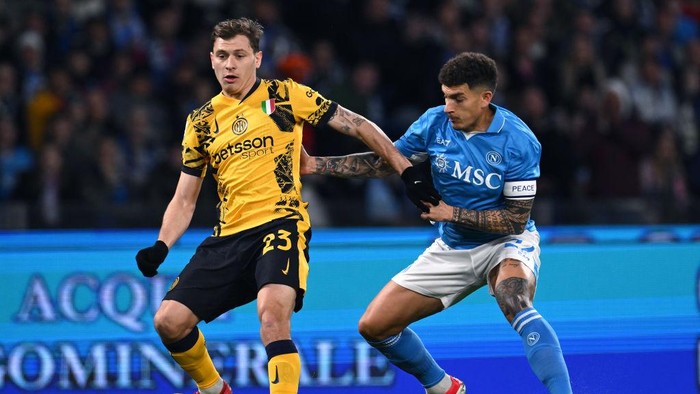 NAPLES, ITALY - MARCH 01: Nicolo Barella of Internazionale competes for the ball with Giovanni Di Lorenzo of Napoli during the Serie A match between Napoli and Inter at Stadio Diego Armando Maradona on March 01, 2025 in Naples, Italy. (Photo by Image Photo Agency/Getty Images)