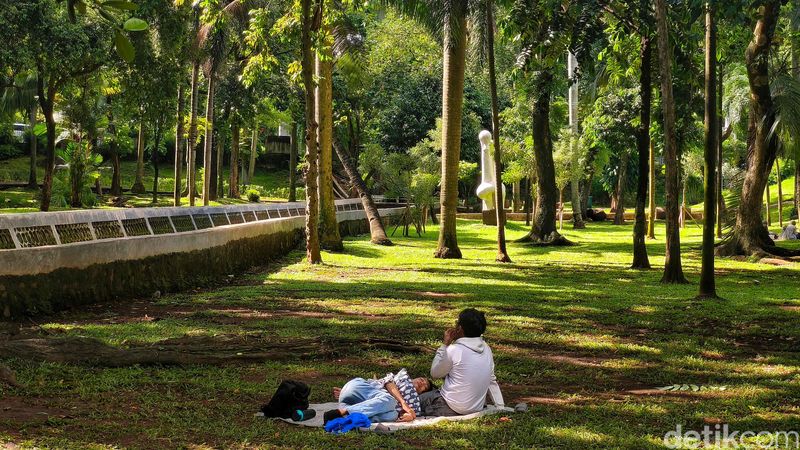 Pegunjung menikmati situasi Taman Langsat, Kebayoran Baru, Jakarta Selatan, Senin (14/4/2025) dengan banyak sekali aktivitas.