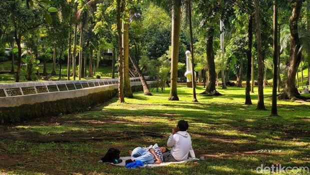 Pegunjung menikmati suasana Taman Langsat, Kebayoran Baru, Jakarta Selatan, Senin (14/4/2025) dengan berbagai aktivitas.