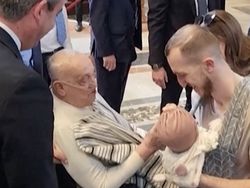 Momen Langka Paus Fransiskus Pakai Busana Kasual Setelah Dirawat di RS