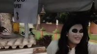 Kocak! 10 Penjual Makanan Ini Cosplay Jadi Power Rangers dan Kuntilanak