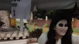 Kocak! 10 Penjual Makanan Ini Cosplay Jadi Power Rangers dan Kuntilanak