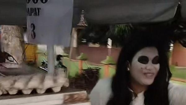 Kocak! 10 Penjual Makanan Ini Cosplay Jadi Power Rangers dan Kuntilanak