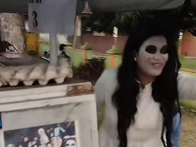 Kocak! 10 Penjual Makanan Ini Cosplay Jadi Power Rangers dan Kuntilanak