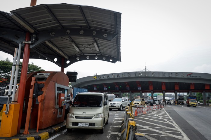 Foto udara kendaraan antre memasuki gerbang Tol Cikupa, Kabupaten Tangerang, Banten, Selasa (15/4/2025). Astra Infra Toll Road melakukan modifikasi tarif tol Tangerang-Merak dengan besaran peningkatan mulai dari Rp500 - Rp8.000 sesuai dengan jenis kelompok kendaraan serta jarak tempuh selaku  upaya untuk mengembangkan layanan, keselamatan dan ketentraman pengguna jalan tol. ANTARA FOTO/Putra M. Akbar/gp/agr