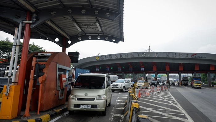 Foto udara kendaraan antre memasuki gerbang Tol Cikupa, Kabupaten Tangerang, Banten, Selasa (15/4/2025). Astra Infra Toll Road mengerjakan pembiasaan tarif tol Tangerang-Merak dengan besaran peningkatan mulai dari Rp500 - Rp8.000 sesuai dengan jenis kelompok kendaraan serta jarak tempuh selaku  upaya untuk memajukan layanan, keselamatan dan ketentraman pengguna jalan tol. ANTARA FOTO/Putra M. Akbar/gp/agr