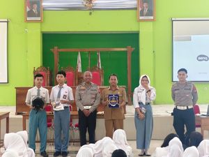Siswa SMA di Blitar Diajak Patuhi Aturan Berkendara Siswa SMA di Blitar Diajak Patuhi Aturan Berkendara