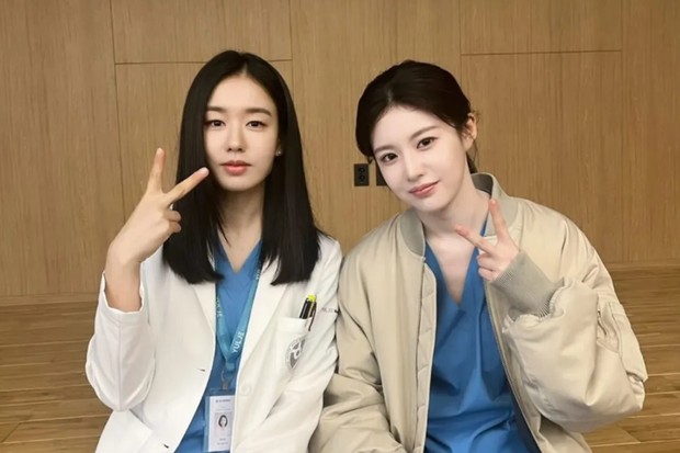 Potret Ahn Eun Jin dan Go Youn Jung di drama 'Resident Playbook'