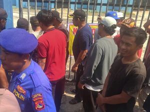 Kecewa Soal Syarat Penerbitan Surat Laik Laut, Nelayan Segel Kantor PSDKP Kecewa Soal Syarat Penerbitan Surat Laik Laut, Nelayan Segel Kantor PSDKP