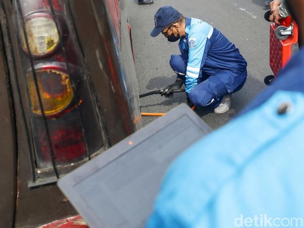 Razia Uji Emisi Sasar Truk dan Bus di Jakarta Timur