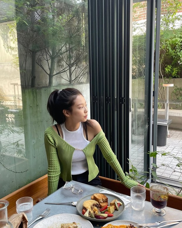 Jennie BLACKPINK tampil kece dengan ribbed cardigan hijau dan gaya rambut Y2K