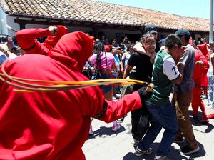 Ritual Cambuk Setan Tandai Dimulainya Perayaan Pekan Suci di El Salvador Ritual Cambuk Setan Tandai Dimulainya Perayaan Pekan Suci di El Salvador