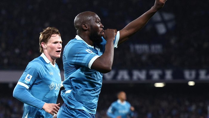 Soccer Football - Serie A - Napoli v Empoli - Stadio Diego Armando Maradona, Naples, Italy - April 14, 2025 Napolis Romelu Lukaku celebrates scoring their second goal with Scott McTominay. REUTERS/Guglielmo Mangiapane