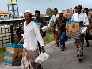 Momen Warga Lamongan Semringah Hadiri Selamatan Bawa Pulang Kipas Angin Momen Warga Lamongan Semringah Hadiri Selamatan Bawa Pulang Kipas Angin