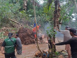 Tebing di Bogor Longsor, Aliran Sungai Cidepit Meluap Genangi Rumah Warga