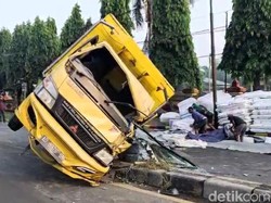Truk Ekspedisi Terguling Depan SPN Mojokerto Bikin Macet, Polisi Alihkan Lalin