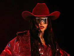 Adu Gaya Lisa dan Jennie BLACKPINK di Coachella 2025, Pakai Hot Pants Merah