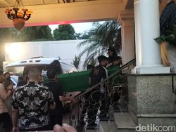 Jenazah Hotma Sitompoel Tiba di Rumah Duka