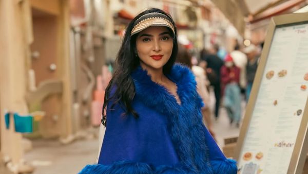 8 Gaya Ashanty di Monaco, Padukan Dress Kuning & Mantel Bulu Biru Elektrik