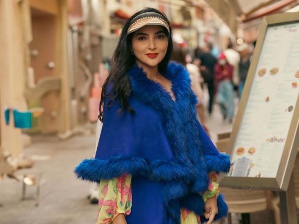 8 Gaya Ashanty di Monaco, Padukan Dress Kuning & Mantel Bulu Biru Elektrik