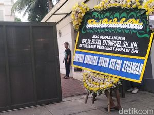 Video: Karangan Bunga Mulai Penuhi Rumah Hotma Sitompul